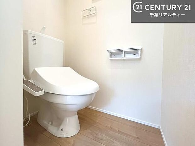 1・2階にトイレがございます!朝の忙しい時間帯も待たずにすみそうですね。白を基調とした清潔感のあるトイレでお手入れがしやすいです!