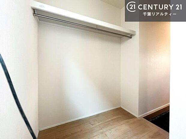 ファミリークロークを備えた住まいは、収納力と快適さを兼ね備えた贅沢な空間設計。衣類やバッグ、季節物までひとまとめにでき、日々の整理整頓がぐっとスマートに!