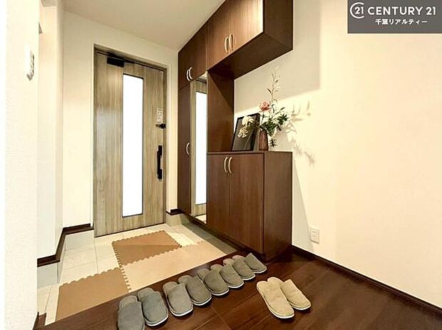 シューズインクローク付きです!シューズだけでなくベビーカーや折り畳み自転車、アウトドア用品もスッキリと片付けられます!