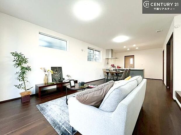 開放感のある広々LDK!ソファーやダイニングテーブルを置いても窮屈にならないので快適に過ごせます!コミュニケーションが取りやすいリビングです!