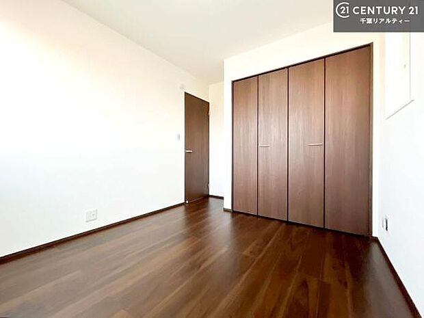 収納スペースがついています!居室をスッキリ整頓する事ができますね。家具を選ばないシンプルなデザインの為、家具を選ばずお気に入りの空間作りができそうですね。