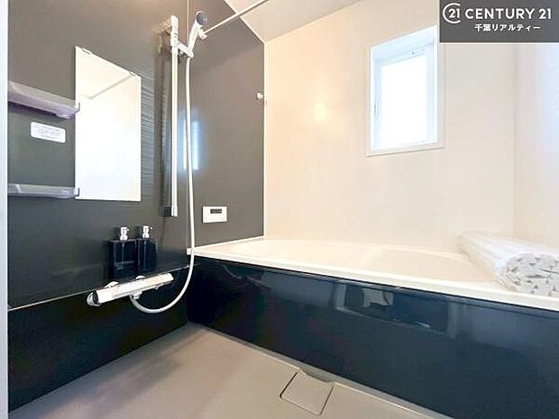 落ち着きある大人の雰囲気のバスルームは、味が出ていてバスタイムが充実!お仕事頑張っているご褒美にお好みの香りの入浴剤を入れて、楽しんでみてはいかがでしょうか?