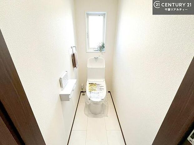 1・2階にトイレがございます!朝の忙しい時間帯も待たずにすみそうですね。白を基調とした清潔感のあるトイレでお手入れがしやすいです!