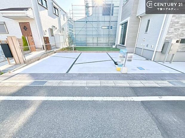 駐車スペースは3台分あります!セカンドカーはもちろん、バイクや自転車なども置き場所に困りません。