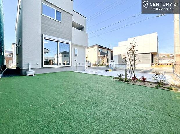 広々とした庭付き。ガーデニングやプール遊び、グランピングなどふたつめのリビングとしてご家族で楽しまれてはいかがでしょうか。