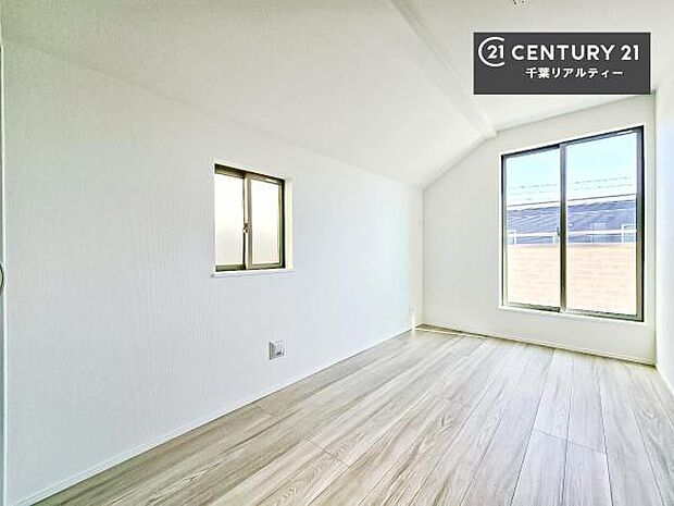 バルコニーに面している洋室です。明るく温もりがあり、換気もしっかりできます!朝起きて、外に出て背伸びをしつつ深呼吸をし良い朝を迎え入れることができます。