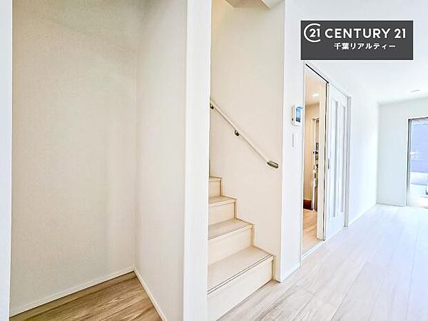 リビング収納付き!掃除機や日用品の収納をして取り出しが便利!是非現地にて生活のシミュレーションをしてみてはいかがでしょうか?