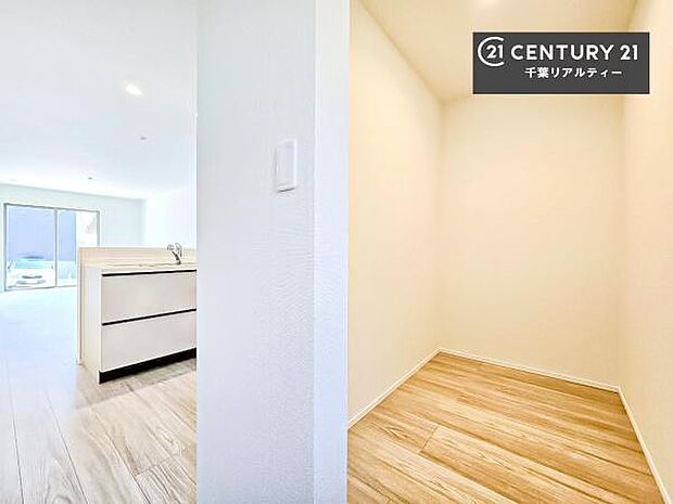 パントリー付き!お米や飲料水、食材のストックはもちろん、調理家電もスッキリ整頓することができます!