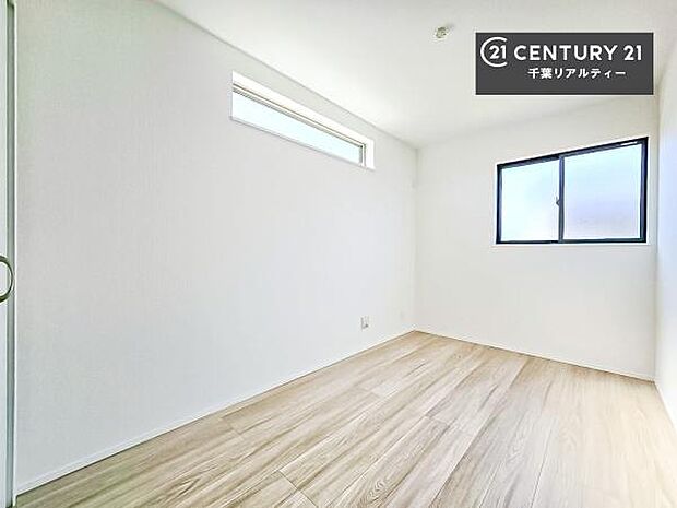 明るい室内は、風通しも良く、明るく大変居心地の良い空間となっております。リラックスして過ごせる心地の良いお部屋です!