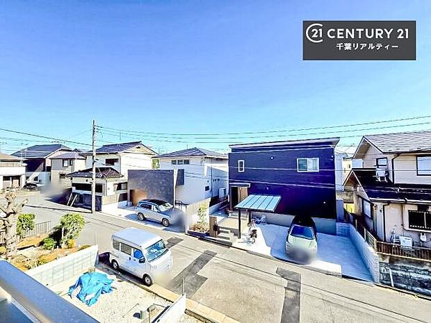 晴れた日には青い空を見渡せる開放的な時間を楽しめます。気持ちの良い風が通り抜ける街並みです!緑が映える眺望で癒されますね!