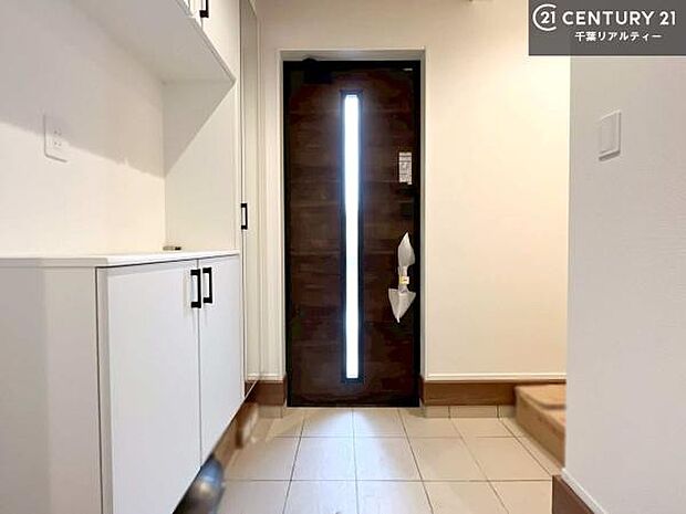 シューズインクローク付きです!シューズだけでなくベビーカーや折り畳み自転車、アウトドア用品もスッキリと片付けられます!