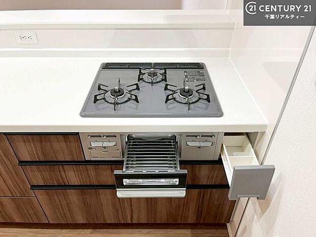 コンロは三口あるのでお料理の同時進行ができます。もちろんグリル付きです。調理スペースも広々している為作業がしやすい!使い勝手が良いシステムキッチンです!