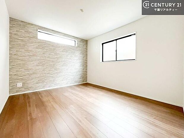 アクセントクロスが印象的な、おしゃれな洋室。落ち着いた色合いが空間に彩りを添え、心安らぐ寝室として快適にお使いいただけます。