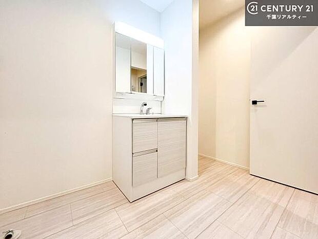 身なりを整える洗面所は、清潔感が大事です!水周りの清潔感のある雰囲気を演出!気持ちよくお使いいただけます。広々したスペースも嬉しいですね!