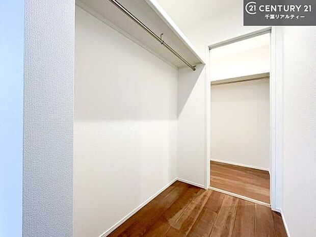 ウォークインクローゼット付きです。たくさんのお洋服などを収納しておけそうですね!他にも扇風機や加湿器など季節物の大きな家電も収納できます!