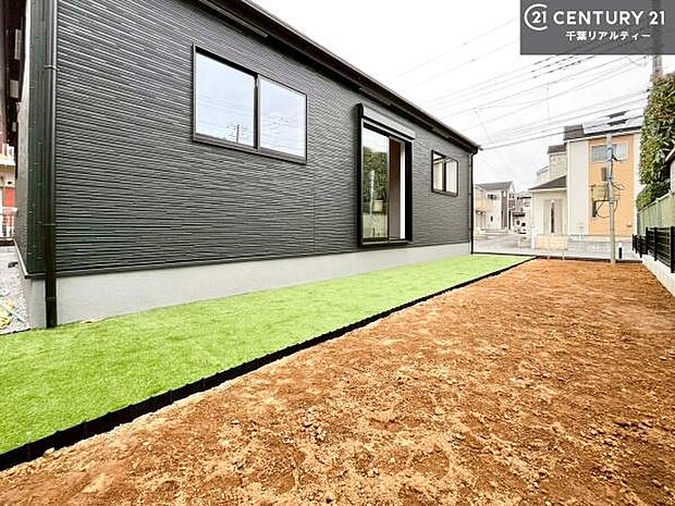 陽当たり良好なお庭です!晴れた日には青い空を見渡せる開放的な時間を楽しめます。ガーデニングや家庭菜園も楽しめます!