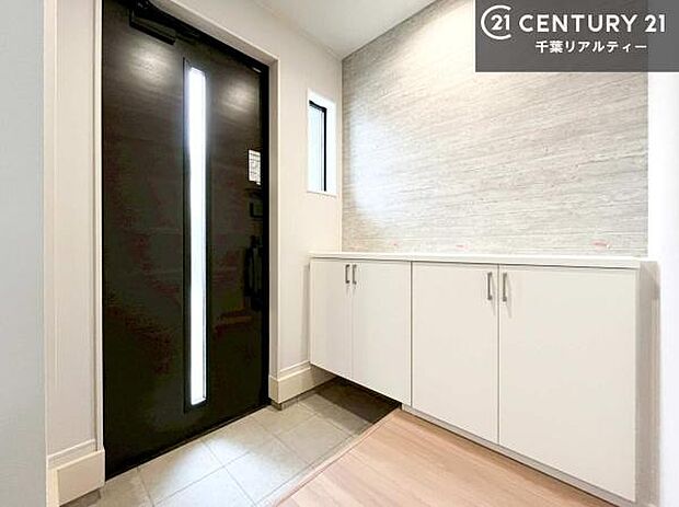 シューズボックス付き。玄関が片付きお掃除がしやすいです!スッキリした玄関で戸を開けた瞬間、清潔感のある心地いい空間が出迎えてくれます。