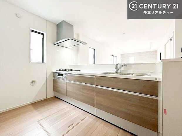 大人気の対面式システムキッチンを採用しています!ご家族のコミュニケーションが自然と増える設計です。お子様にも目が届くので嬉しいですね!広々使えて快適で作業が進みます。