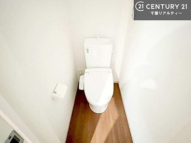 1・2階にトイレがございます!朝の忙しい時間帯も待たずにすみそうですね。白を基調とした清潔感のあるトイレでお手入れがしやすいです!