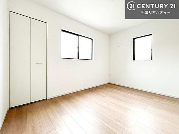 2面採光を確保した明るい室内は、風通しも良く、明るく大変居心地の良い空間となっております。リラックスして過ごせる心地の良いお部屋です!