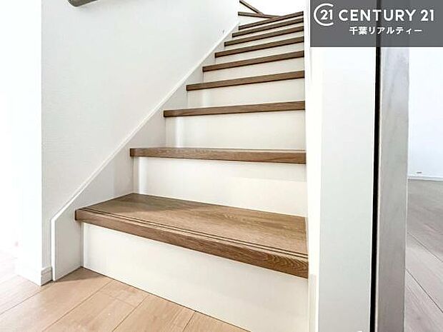 階段は明るく手摺りもついています!お子様やご年配の方も安心してご利用頂けますね!