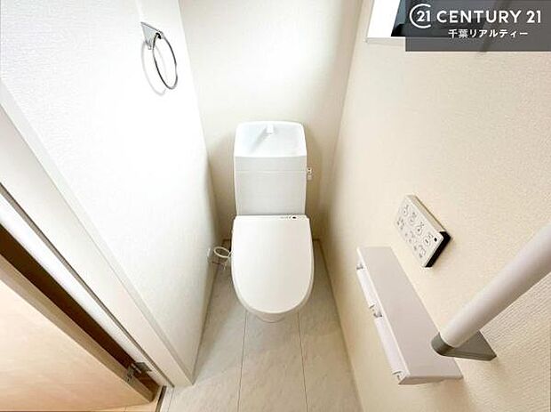1・2階にトイレがございます!朝の忙しい時間帯も待たずにすみそうですね。白を基調とした清潔感のあるトイレでお手入れがしやすいです!