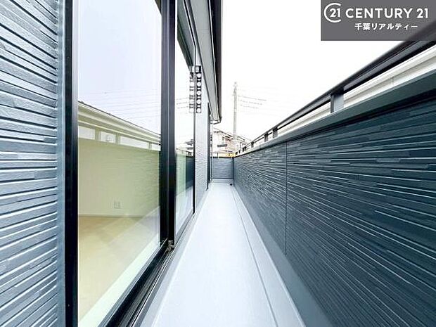 広々としているバルコニーです!お洗濯物を干すのはもちろん風に当たりながらくつろぎタイムが送れます!