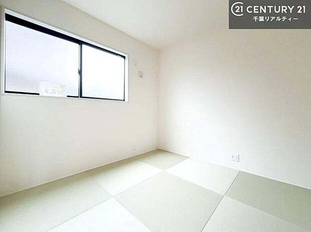 和室ではお子様が転んでも怪我をする心配はほとんどありません。家事の合間にママやパパが寝ころんで使える休憩スペースとしても利用可!