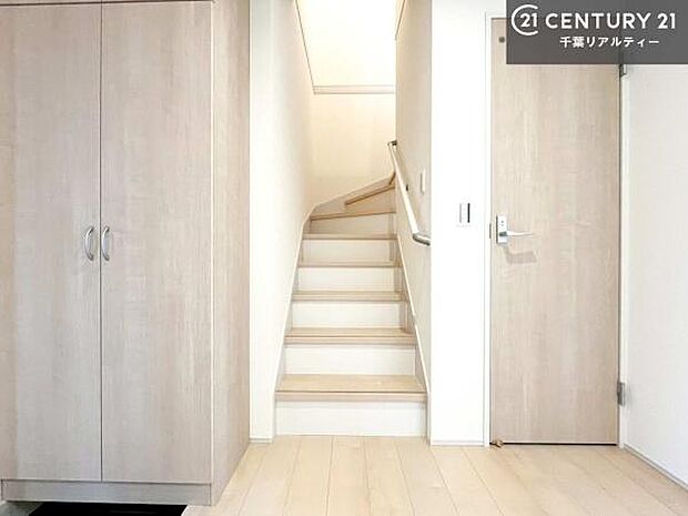 階段は明るく手摺りもついています!お子様やご年配の方も安心してご利用頂けますね!