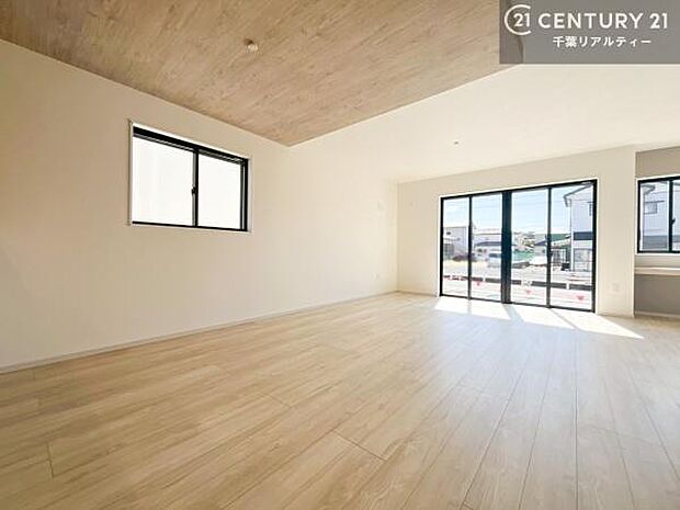 開放感のある広々LDK!ソファーやダイニングテーブルを置いても窮屈にならないので快適に過ごせます!コミュニケーションが取りやすいリビングです!