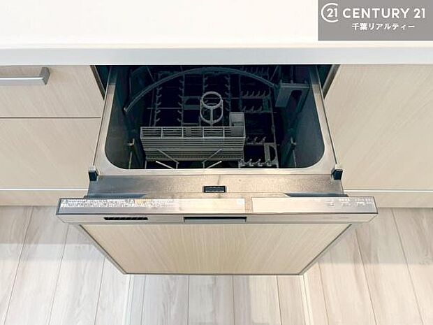 食洗機付きのキッチンです!忙しい時や手荒れ防止として大変活躍する便利な仕様です!ビルトインなのでキッチンの場所を取らず調理スペースを広く使うことが出来ます!