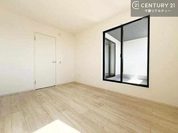 優しい光が差し込む洋室は、朝の目覚めも気持ちが良さそうですね。おうち時間もゆったりと過ごすことができます。優しい色合いのフローリングがどんな家具にもマッチします!