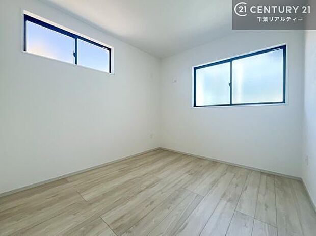 2面採光を確保した明るい室内は、風通しも良く、明るく大変居心地の良い空間となっております。リラックスして過ごせる心地の良いお部屋です!