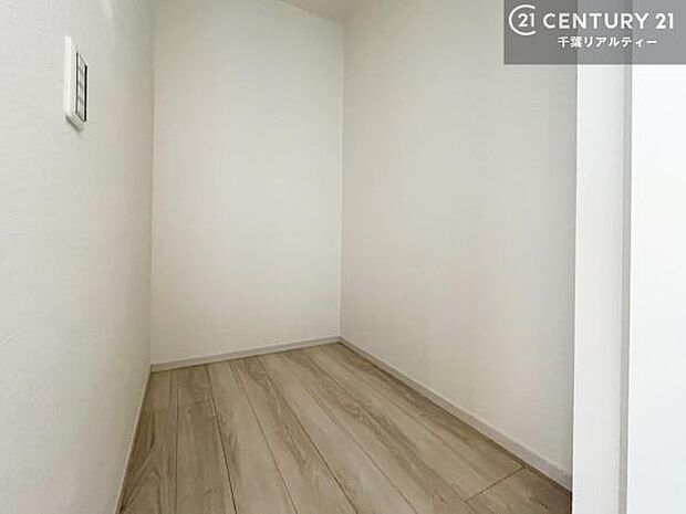 リビング収納付き!掃除機や日用品の収納をして取り出しが便利!是非現地にて生活のシミュレーションをしてみてはいかがでしょうか?