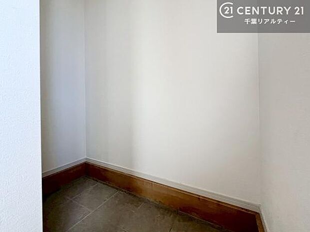 玄関土間収納付き!収納スペースなのでベビーカーやアウトドアの道具がスッキリしまえます!取り出しもラクラク!整理整頓がしやすい!