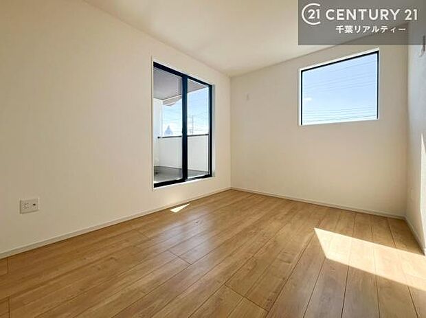 優しい光が差し込む洋室は、朝の目覚めも気持ちが良さそうですね。おうち時間もゆったりと過ごすことができます。優しい色合いのフローリングがどんな家具にもマッチします!