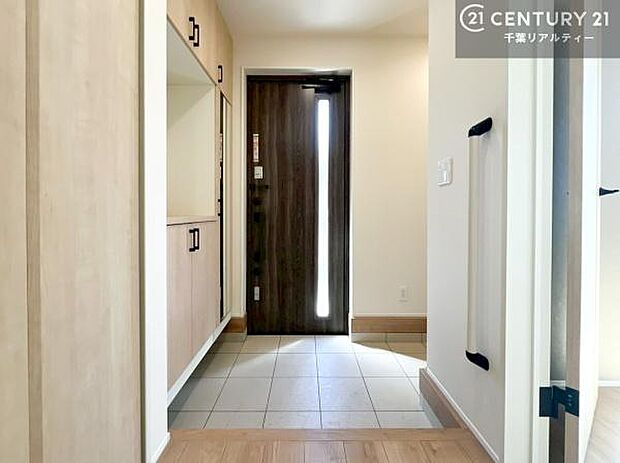 シューズボックス付き。玄関が片付きお掃除がしやすいです!スッキリした玄関で戸を開けた瞬間、清潔感のある心地いい空間が出迎えてくれます。