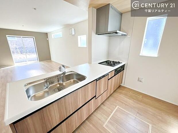 大人気の対面式システムキッチンを採用しています!ご家族のコミュニケーションが自然と増える設計です。お子様にも目が届くので嬉しいですね!広々使えて快適で作業が進みます。