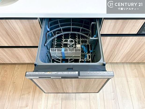 食洗機付きのキッチンです!忙しい時や手荒れ防止として大変活躍する便利な仕様です!ビルトインなのでキッチンの場所を取らず調理スペースを広く使うことが出来ます!