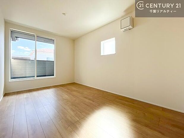 バルコニーに面している洋室です。明るく温もりがあり、換気もしっかりできます!朝起きて、外に出て背伸びをしつつ深呼吸をし良い朝を迎え入れることができます。