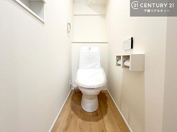 清潔感のある色味のお手洗いです!さわやかでスッキリする空間です!白を基調としているので、お手入れがしやすいトイレです!