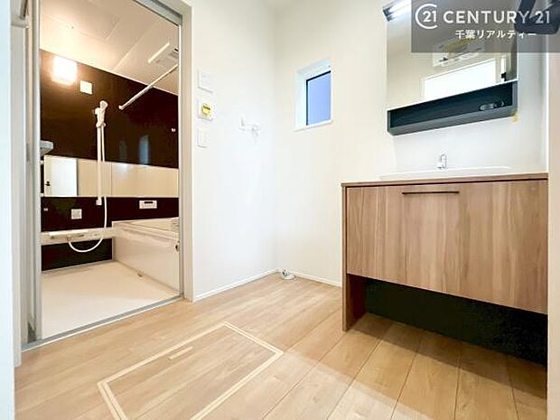 身なりを整える洗面所は、清潔感が大事です!水周りの清潔感のある雰囲気を演出!気持ちよくお使いいただけます。広々したスペースも嬉しいですね!