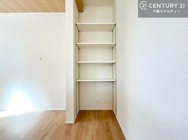 キッチン横に収納を完備し、食材や日用品のストックに便利。調理中でもすぐに取り出せる位置にあり、家事動線を考えた使いやすい設計です。