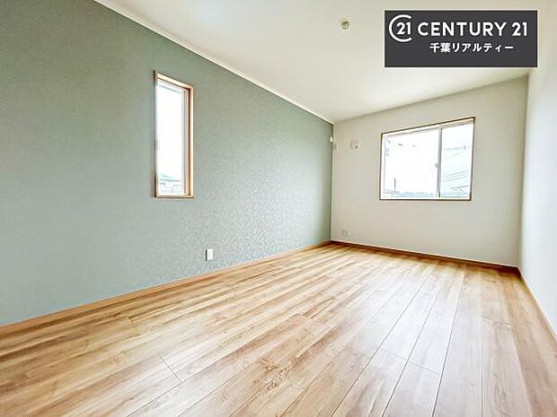 2面採光を確保した明るい室内は、風通しも良く、明るく大変居心地の良い空間となっております。リラックスして過ごせる心地の良いお部屋です!朝の目覚めがスッキリしますね!