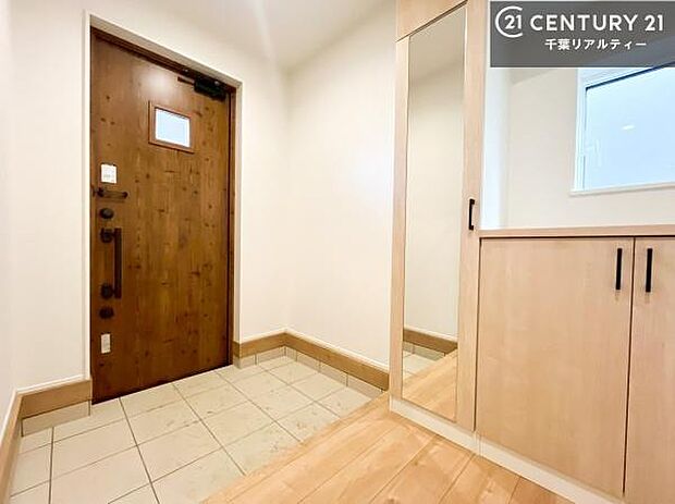 疲れて帰ってきても、ただいま!を言いたくなる、優しく迎え入れてくれる空間になっています。明るく温もり溢れる玄関です!(施工例)