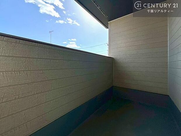 インナーバルコニー!屋根が付いているので、急に雨が降っても濡れにくく安心!強い日差しもカットしてくれるので、お天気の良い日は、お外へ出て深呼吸するのもよさそうです!(施工例)