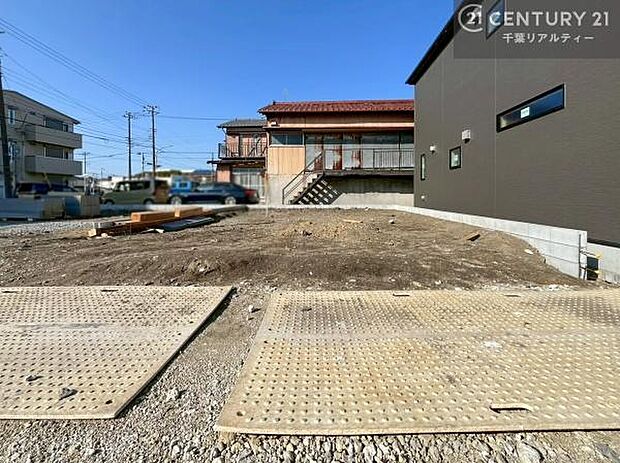 現在建築中。完成後は明るく開放的なリビングや最新設備のキッチンなど快適な空間が広がります。未完成だからこそ“新しい暮らし”への期待が高まる住まい。今しか見られない建築中の様子も必見です。