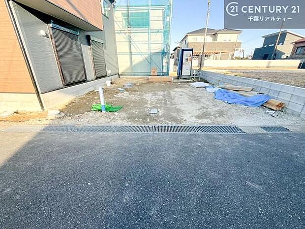 駐車スペースは2台分あります!セカンドカーはもちろん、バイクや自転車なども置き場所に困りません。