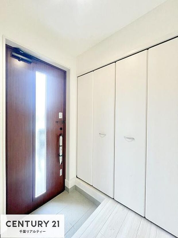 疲れて帰ってきても、ただいま!を言いたくなる、優しく迎え入れてくれる空間になっています。明るく温もり溢れる玄関です!(施工例)