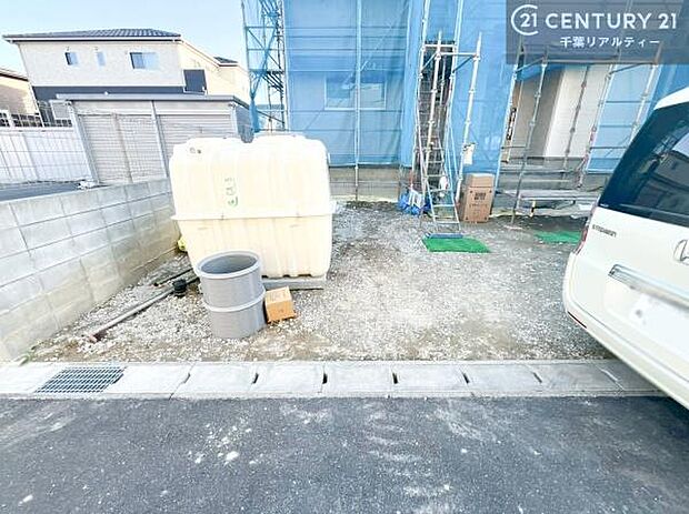 駐車スペースは2台分あります!セカンドカーはもちろん、バイクや自転車なども置き場所に困りません。